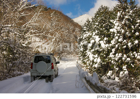 雪の中を走る車・・11 雪の中を走る車・・11 122731596