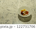 カラフルなサプリメントが入った白い皿と健康管理 122731706