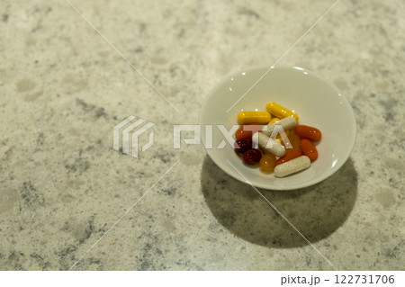 カラフルなサプリメントが入った白い皿と健康管理 122731706