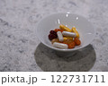 カラフルなサプリメントが入った白い皿と健康管理 122731711