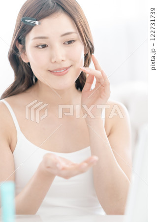 リビングでメイクをする20代女性 122731739