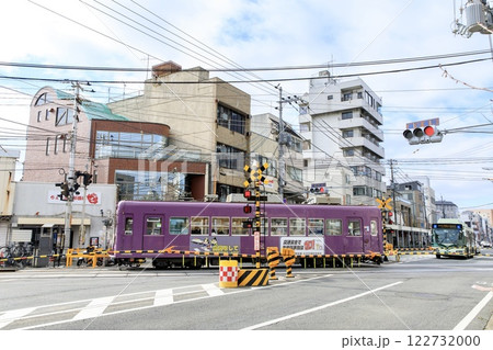 京福電鉄、西院踏切を渡るモボ101形電車 京福電鉄、西院踏切を渡るモボ101形電車 122732000