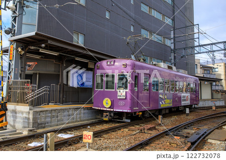 京福電鉄、西院駅に停車中のモボ101形電車 京福電鉄、西院駅に停車中のモボ101形電車 122732078