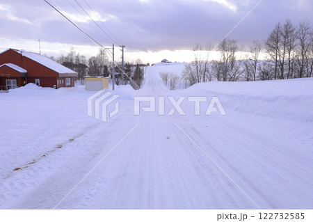 《北海道》雪の上富良野ジェットコースターの道周辺の風景 《北海道》雪の上富良野ジェットコースターの道周辺の風景 122732585