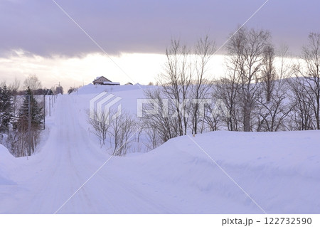 《北海道》雪の上富良野ジェットコースターの道周辺の風景 《北海道》雪の上富良野ジェットコースターの道周辺の風景 122732590