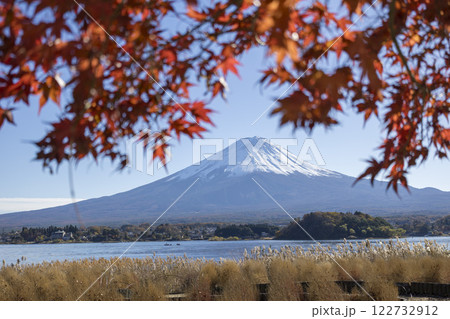 紅葉の山中湖より望む冠雪の秋の羊蹄山 122732912