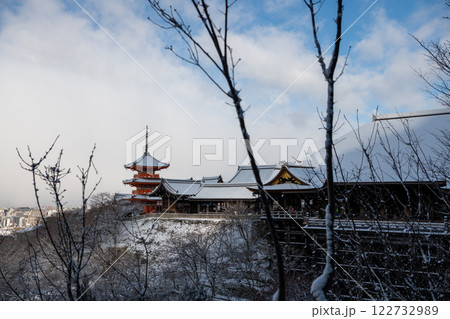 雪化粧した清水寺の本堂と三重塔 雪化粧した清水寺の本堂と三重塔 122732989