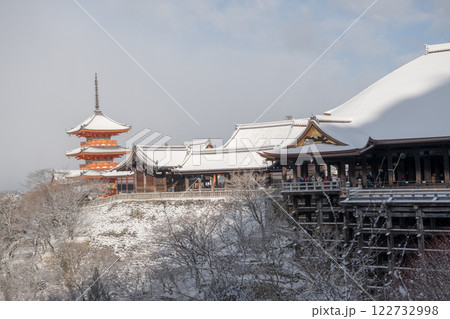 雪化粧した清水寺の本堂と三重塔 雪化粧した清水寺の本堂と三重塔 122732998