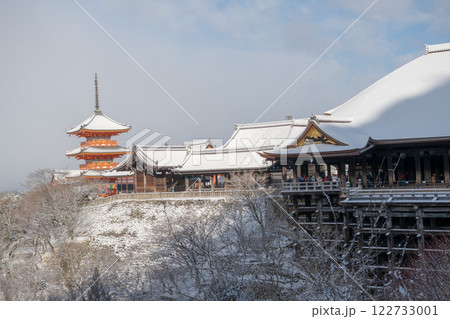 雪化粧した清水寺の本堂と三重塔 122733001