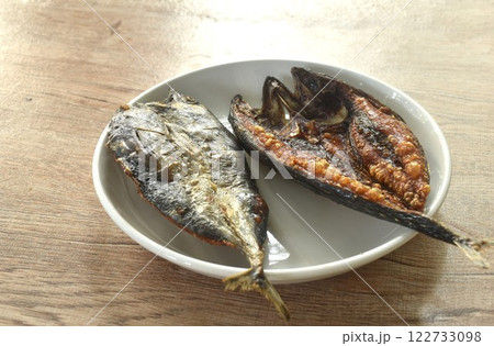 crispy fried eastern little tuna fish arranging in plate on table crispy fried eastern little tuna fish arranging in plate on table 122733098