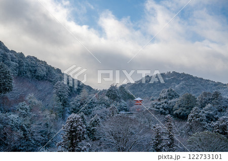 雪化粧した清水寺の子安塔 雪化粧した清水寺の子安塔 122733101
