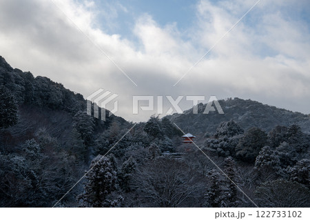 雪化粧した清水寺の子安塔 雪化粧した清水寺の子安塔 122733102
