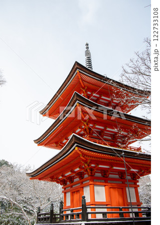 雪化粧した清水寺の子安塔 雪化粧した清水寺の子安塔 122733108