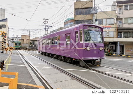 京福電鉄、西院駅付近を走るモボ501形電車 122733115