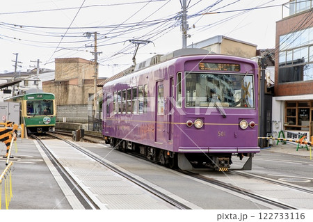 京福電鉄、西院駅付近を走るモボ501形電車 122733116