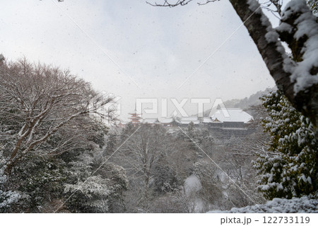 雪化粧した清水寺の本堂と三重塔 雪化粧した清水寺の本堂と三重塔 122733119
