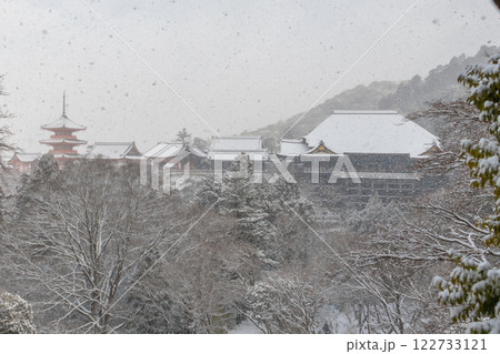雪化粧した清水寺の本堂と三重塔 122733121