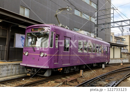 京福電鉄、西院駅に停車中の501形電車 122733123