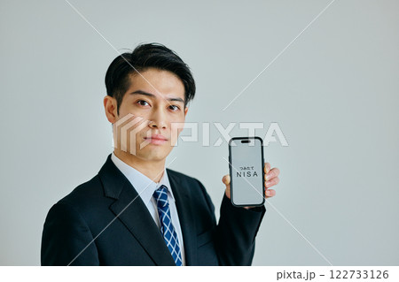 スマホを持つ20代の若い男性 122733126