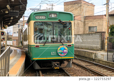京福電鉄、西院駅に停車中のモボ611形新江ノ電号 京福電鉄、西院駅に停車中のモボ611形新江ノ電号 122733297