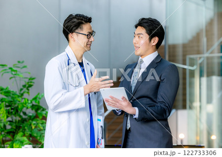 病院でミーティングする医師 122733306