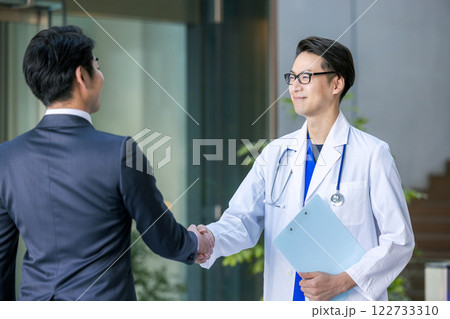 病院で握手する医師 病院で握手する医師 122733310