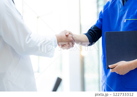 病院で握手する医師 122733312