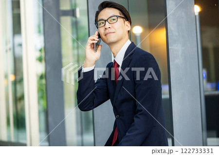 スマホで通話するビジネスマン スマホで通話するビジネスマン 122733331