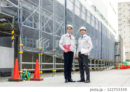 作業着の姿のゼネコン 122733339