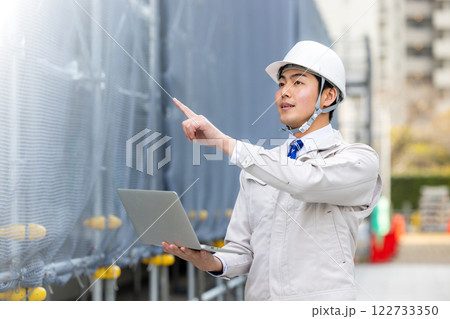 建設現場で働く作業員 122733350