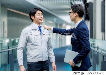 作業着を着た男性 122733379