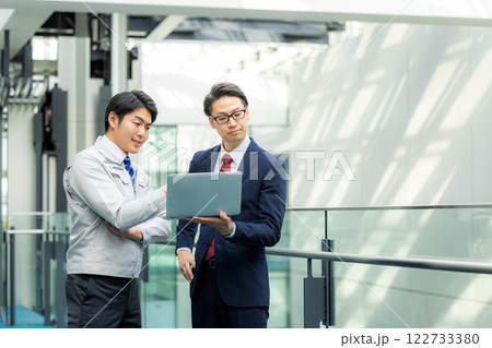 作業着を着た男性 作業着を着た男性 122733380