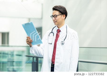 白衣の男性 122733382