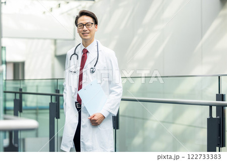 白衣の男性 122733383