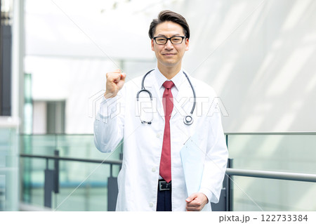 白衣の男性 122733384