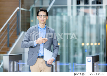 ノートパソコンを持つ男性 122733402