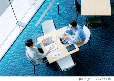 俯瞰のミーティングシーン 122733410