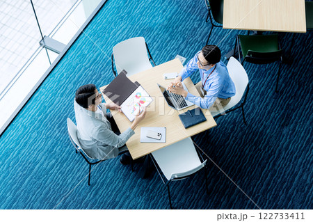 俯瞰のミーティングシーン 122733411