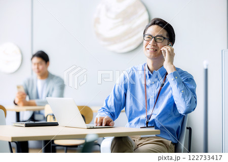 スマホを操作するビジネスパーソン 122733417