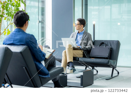 ロビーで仕事をするビジネスマン ロビーで仕事をするビジネスマン 122733442