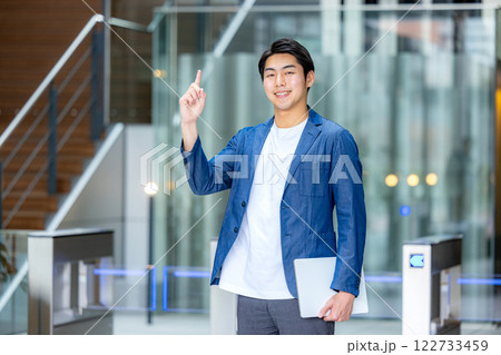 ノートパソコンを持つ男性 122733459