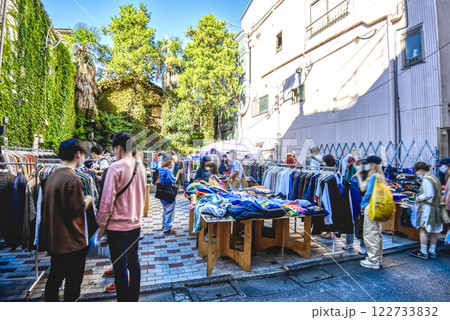 東京下北沢の都市風景　古着のフリーマーケット 122733832