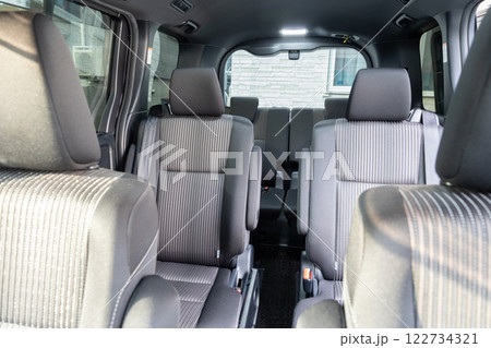 車の後部座席 122734321