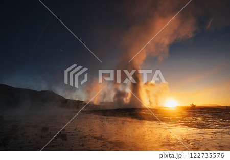 geysers in Iceland. Fantastic kolory.Turysty watch the beauty of the world geysers in Iceland. Fantastic kolory.Turysty watch the beauty of the world 122735576