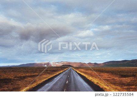 Bridge over a channel connecting Jokulsarlon Lagoon and Atlantic Ocean in southern Iceland 122735584