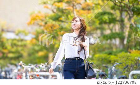 屋外を歩く笑顔の女性・ビジネスウーマン 122736708