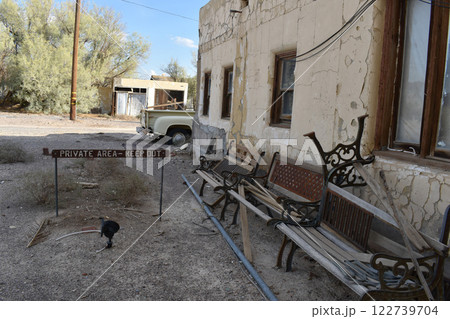 Old shabby motel in Death Valley, USA. 122739704