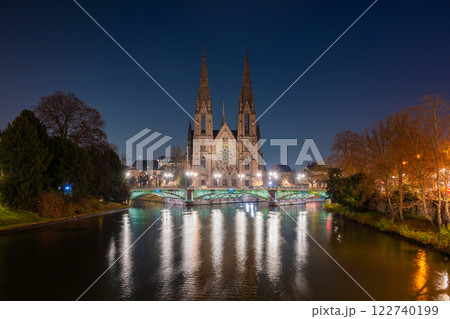 フランス　ストラスブルク　セントポール教会の夜景 122740199