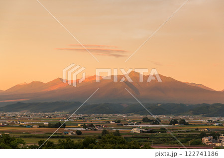 【ふらのワインハウスからの秋の夕日と十勝岳連峰】 【ふらのワインハウスからの秋の夕日と十勝岳連峰】 122741186