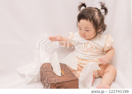 【ティッシュをいたずらするツインテールの赤ちゃん】 122741199